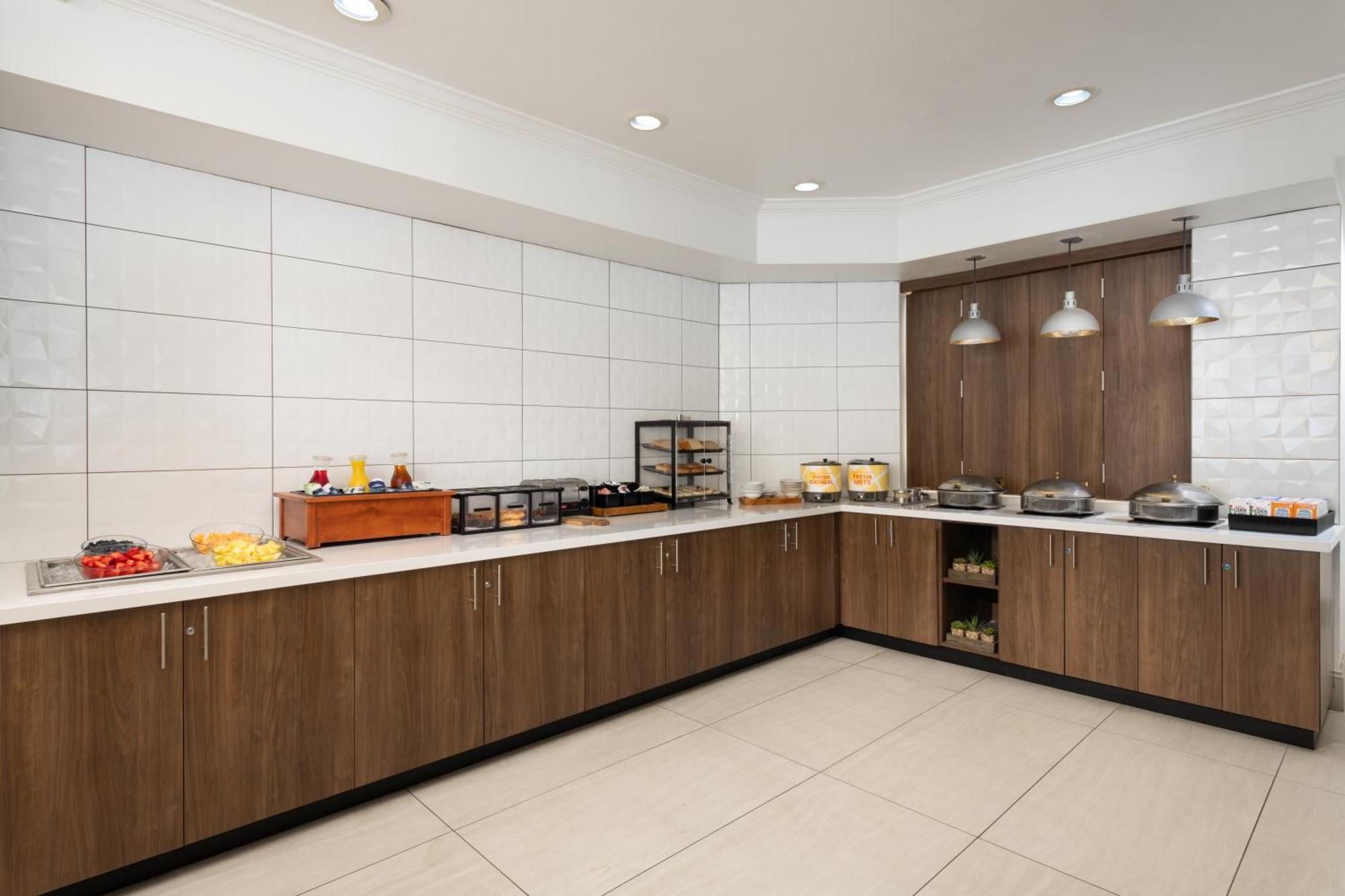 Hilton Garden Inn Таллахасси Экстерьер фото